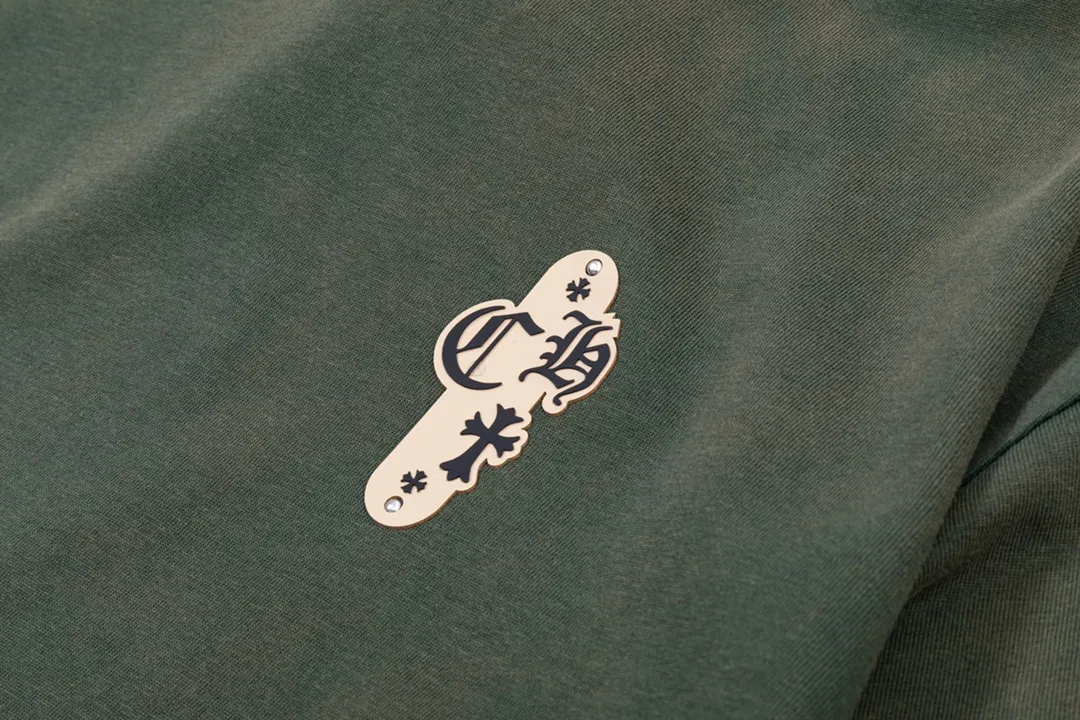 P220 CHROME HEARTS LoGo is fashionable and elegant, with dropped shoulders. The fabric is made of 26s double-yarn combed cotton compact spinning yarn with a weight of 280. It is matched with 1*1 Salona rib. The fabric is fermented and has a loose fit. Color: dark green (washed with holes) size: S～XXL